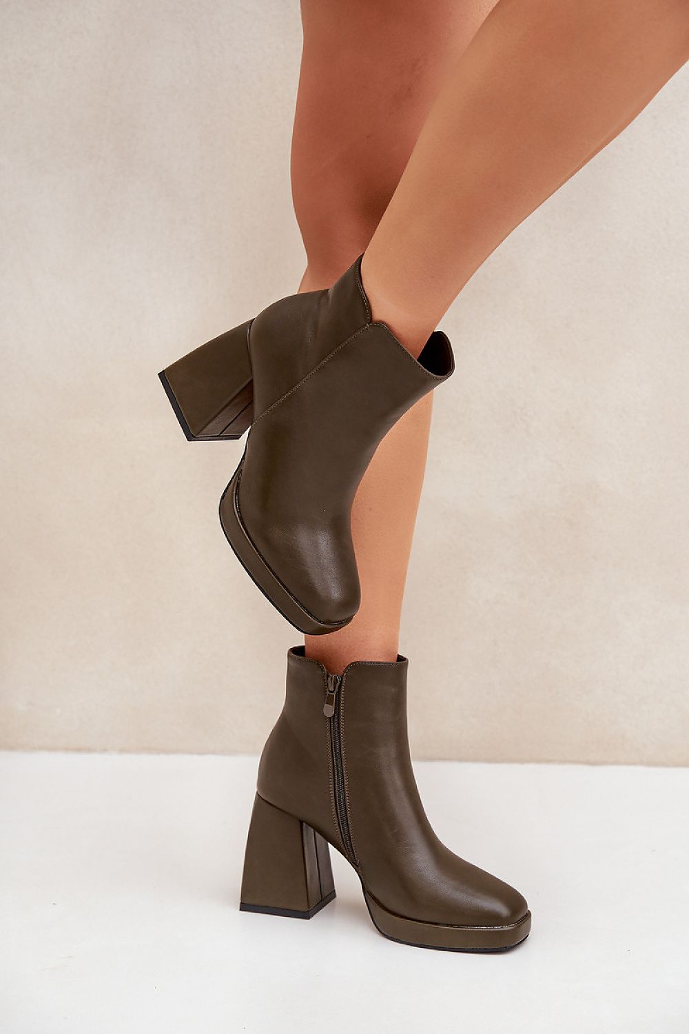 Batai su kulnu model 204677 Step in style