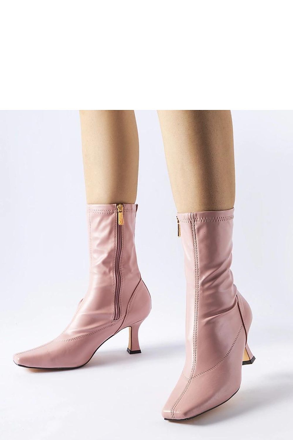 Batai su kulnu model 204740 Solea