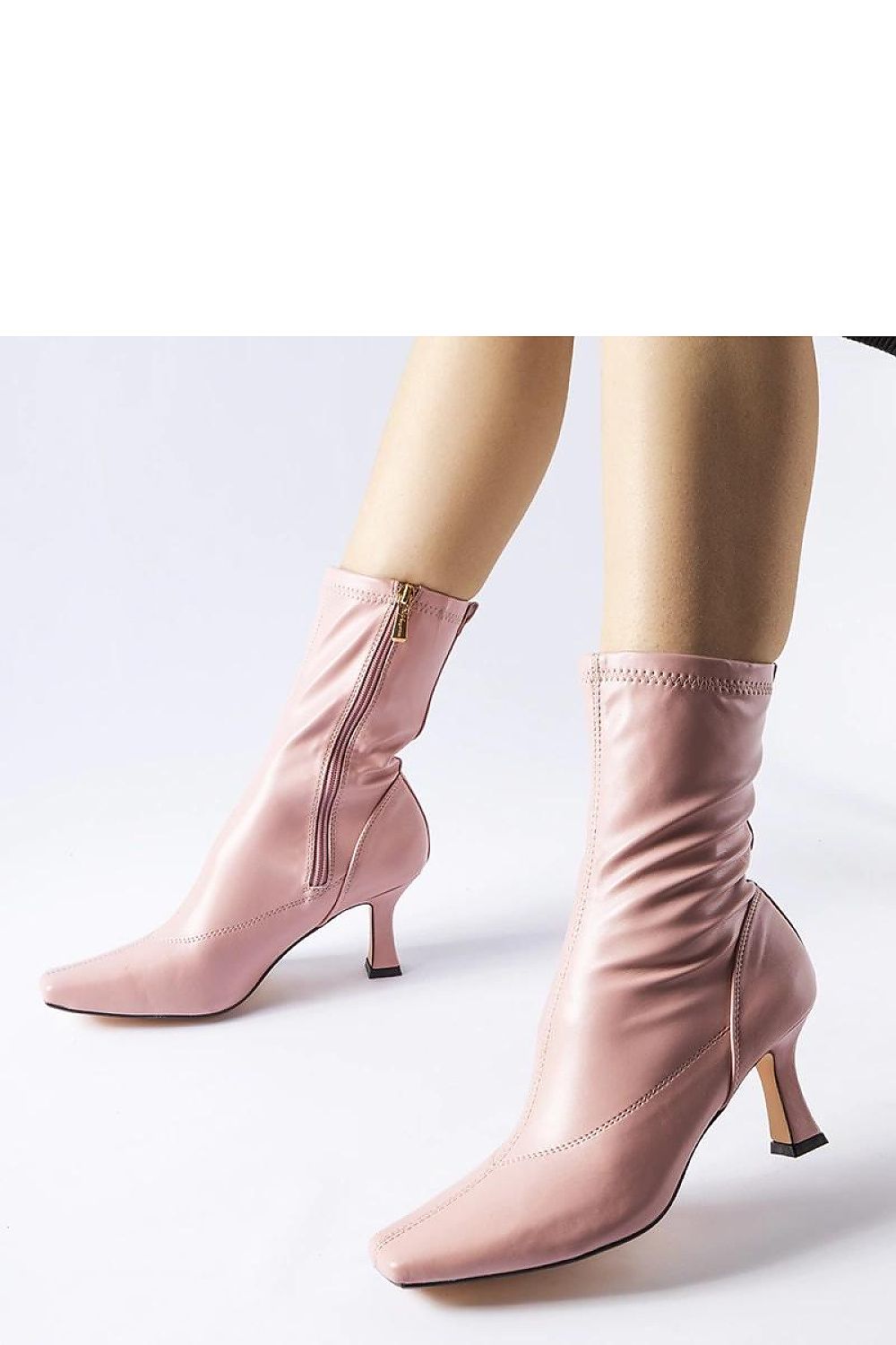 Batai su kulnu model 204740 Solea