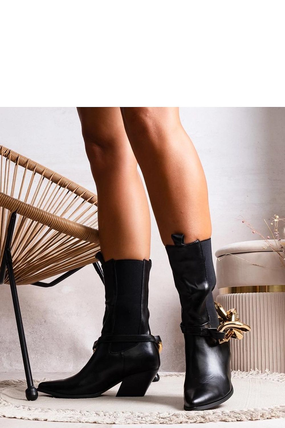 Batai su kulnu model 204777 Solea