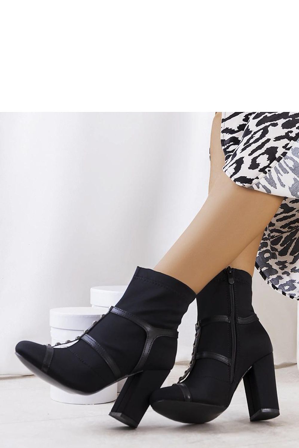 Batai su kulnu model 204851 Solea