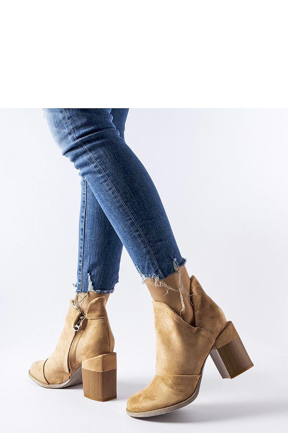 Batai su kulnu model 206573 Solea