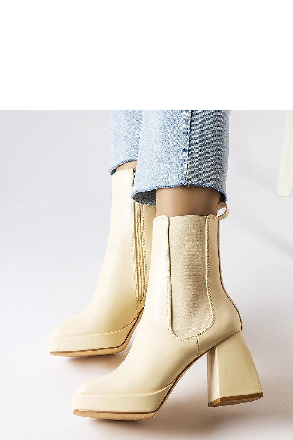 Batai su kulnu model 207760 Solea