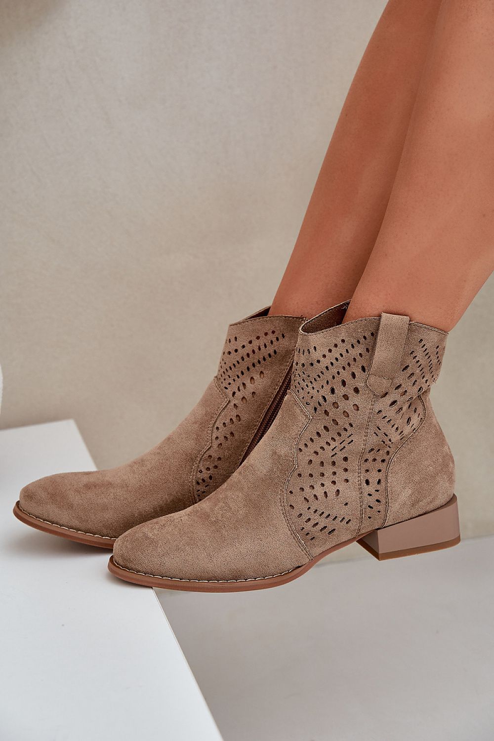 Batai su kulnu model 208463 Step in style